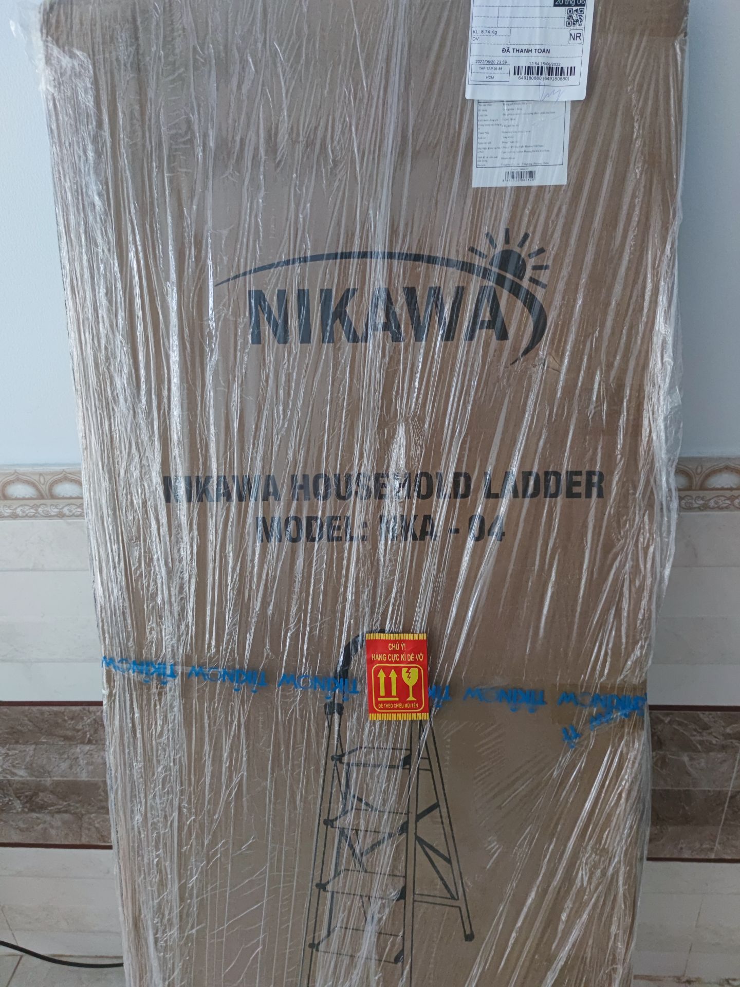 Giao sớm một ngày, chiều cao đủ với tủ bếp. Nếu muốn với nóc tủ hay thấy bóng đèn thì nên lấy mẫu 6 bậc.