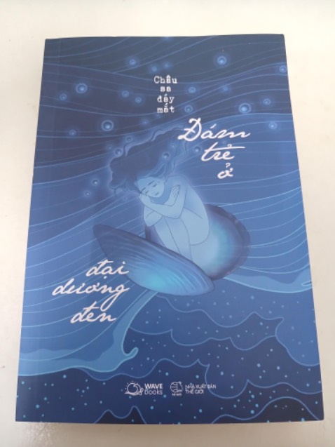 Về giao hàng: Giao từ ngoài Hà Nội vào Sài Gòn nên cũng không nhanh lắm nhưng cũng ổn. Đóng gói thì khá tệ, chỉ bỏ trong 1 túi bóng chống sóc cả 3 quyển sách mà không có hộp gì thành ra quyển nào cũng cong vênh thậm chí quăn góc.
Về nội dung: Quyển này nghe quảng cáo nhiều, cảm giác dễ đọc, thơ và văn xuôi lồng ghép cũng hay. Cá nhân thấy sách nói về những người trầm cảm hoặc có vấn đề tâm lý nên hơi buồn và tiêu cực, mọi người cân nhắc khi xem. Về giao hàng: Giao từ ngoài Hà Nội vào Sài Gòn nên cũng không nhanh lắm nhưng cũng ổn. Đóng gói thì khá tệ, chỉ bỏ trong 1 túi bóng chống sóc cả 3 quyển sách mà không có hộp gì thành ra quyển nào cũng cong vênh thậm chí quăn góc.
Về nội dung: Quyển này nghe quảng cáo nhiều, cảm giác dễ đọc, thơ và văn xuôi lồng ghép cũng hay. Cá nhân thấy sách nói về những người trầm cảm hoặc có vấn đề tâm lý nên hơi buồn và tiêu cực, mọi người cân nhắc khi xem.