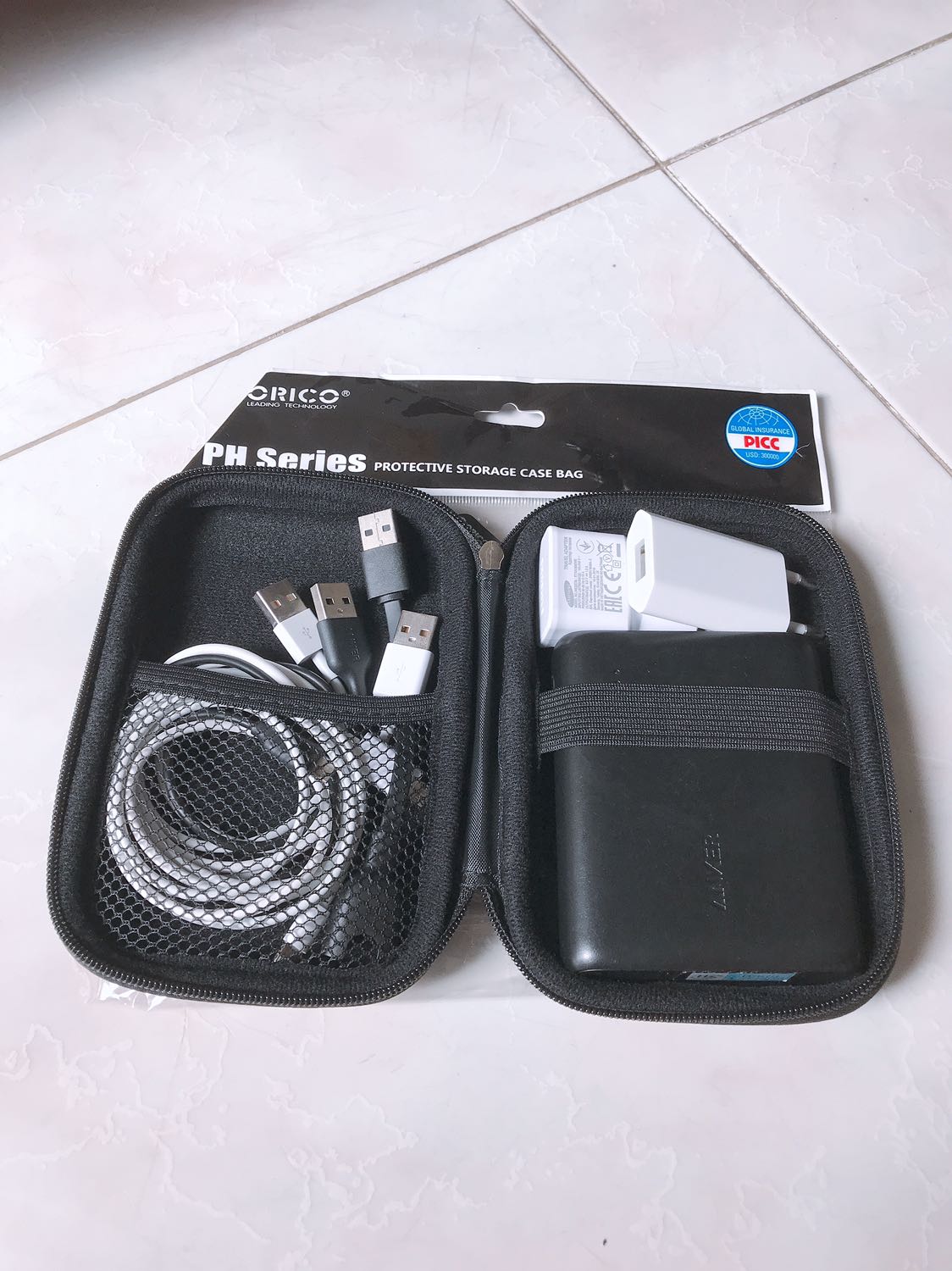 Hộp đẹp, cứng cáp. To hơn mình dự kiến, tưởng chỉ vừa cục sạc dự phòng Anker của mình thôi, không ngờ bỏ thêm được 2 củ sạc điện thoại nữa. Kèm theo cả mớ dây sạc, tất cả vào trong 1, gọn gàng hơn hẳn khi đi làm, đi chơi... Được bảo hành 1 năm nữa chứ ???. Tóm lại là vừa ý