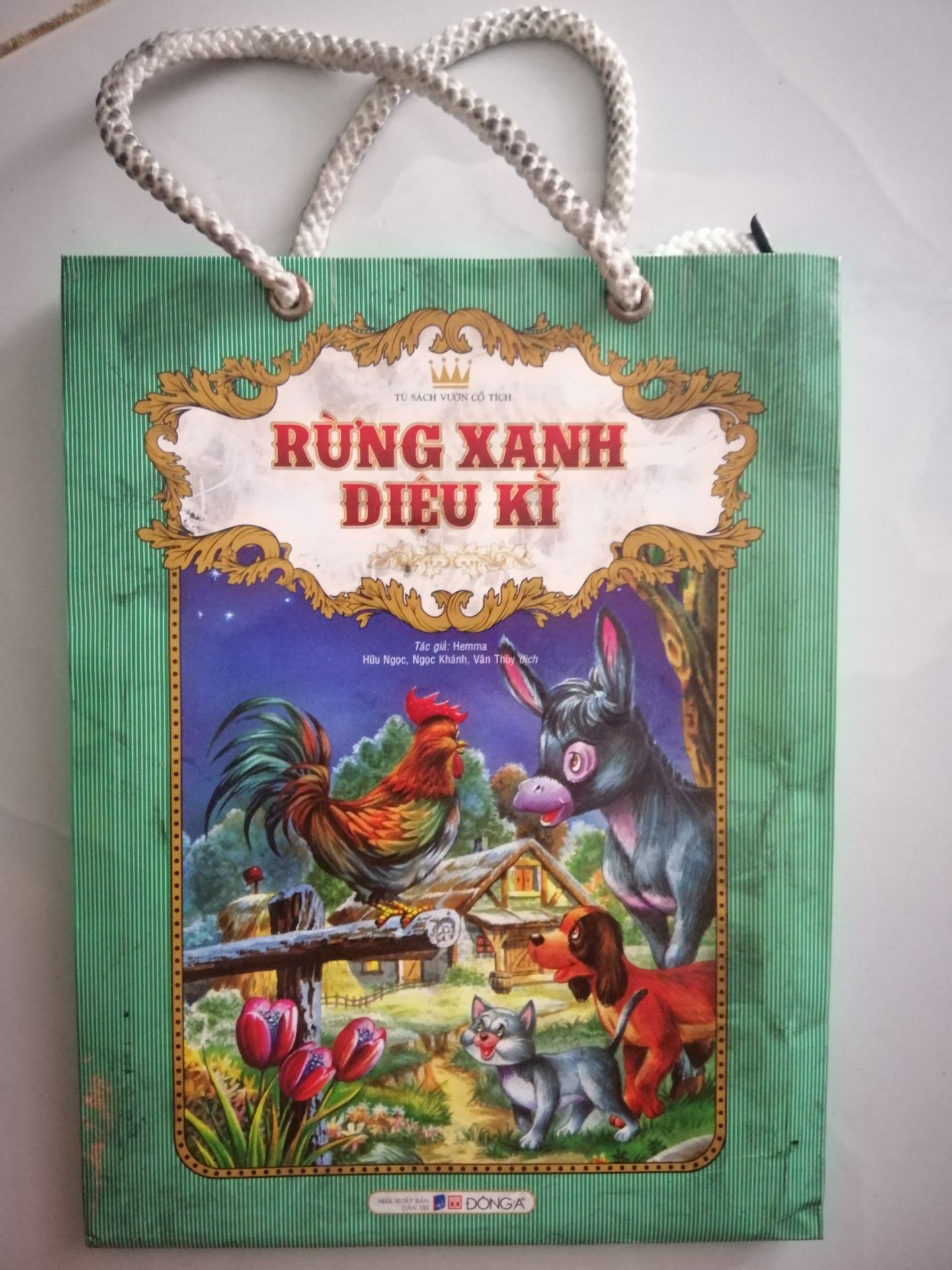 Xui ghê. Nhận hàng mà shock luôn ấy ạ. Túi đựng sách phủ một lớp đầy bụi hay than gì đó đen thui, quai xách cũng đen luôn. Cũng may sách ở trong chỉ bị lấm lem xíu xiu và lau sạch được. Hy vọng khi gói hàng nhân viên có thể xem xét kĩ xíu ạ.