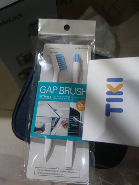 Đặt 0h hôm nay mà ngay 3h sáng tiki đã đóng gói hàng đem gửi, trưa hôm sau mình đã nhận được luôn (ở tỉnh). Cực kì ưng ý tốc độ này ạ. Hộp được bọc chống sốc, thêm 1 thùng giấy tiki ở ngoài, giao đến nơi nguyên vẹn, chỉ mốp nhẹ 1 góc thùng giấy, không ảnh hưởng. Mua được tặng bộ bàn chải vệ sinh. Hộp cơm rất xinh, giữ nhiệt tốt, giá rẻ nhất trong các sàn tmđt rồi, mình rất hài lòng