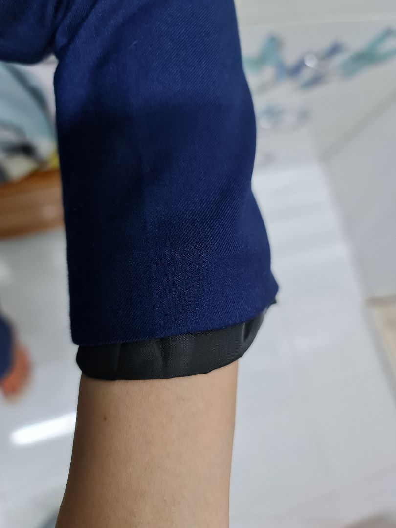 chất liệu vải phù hợp giá tiền. vải lót bên trong lộ ra bên ngoài tay áo rất xấu, khi mặc phải kéo nhét vào trong nhưng được 1 lúc thì lại lộ ra ngoài chất liệu vải phù hợp giá tiền. vải lót bên trong lộ ra bên ngoài tay áo rất xấu, khi mặc phải kéo nhét vào trong nhưng được 1 lúc thì lại lộ ra ngoài