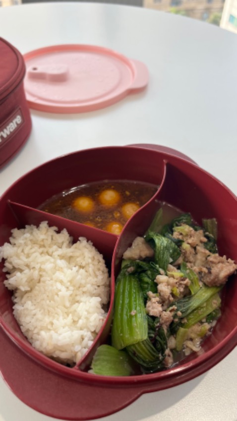 Rất oki nha, mua từ mấy tháng trước mà giờ mới review nè. Rán trứng, nấu canh, nấu lẩu, kho thịt gì cũng làm được á. Rửa cũng dễ nữa. Từ ngày mua nồi chăm nấu ăn hơn, phù hợp ở 1 mình nhé. Ảnh dưới là món mình nấu bằng nồi nha. Ăn lẩu bằng nồi này hợp lý cực lun