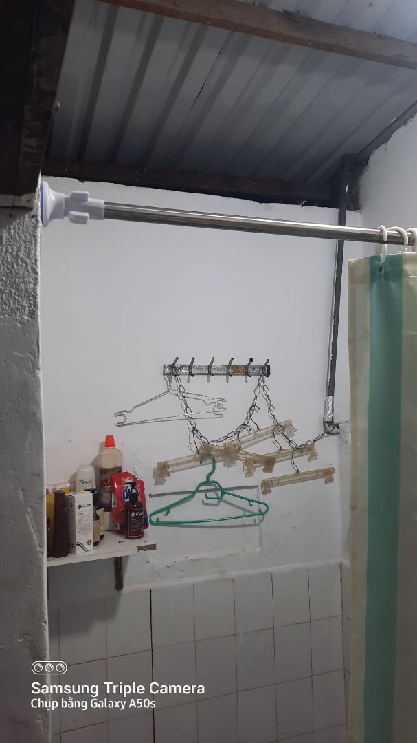 Thanh treo rất chắc chắn và dễ lắp ráp. Tôi rất vừa ý với món hàng này.