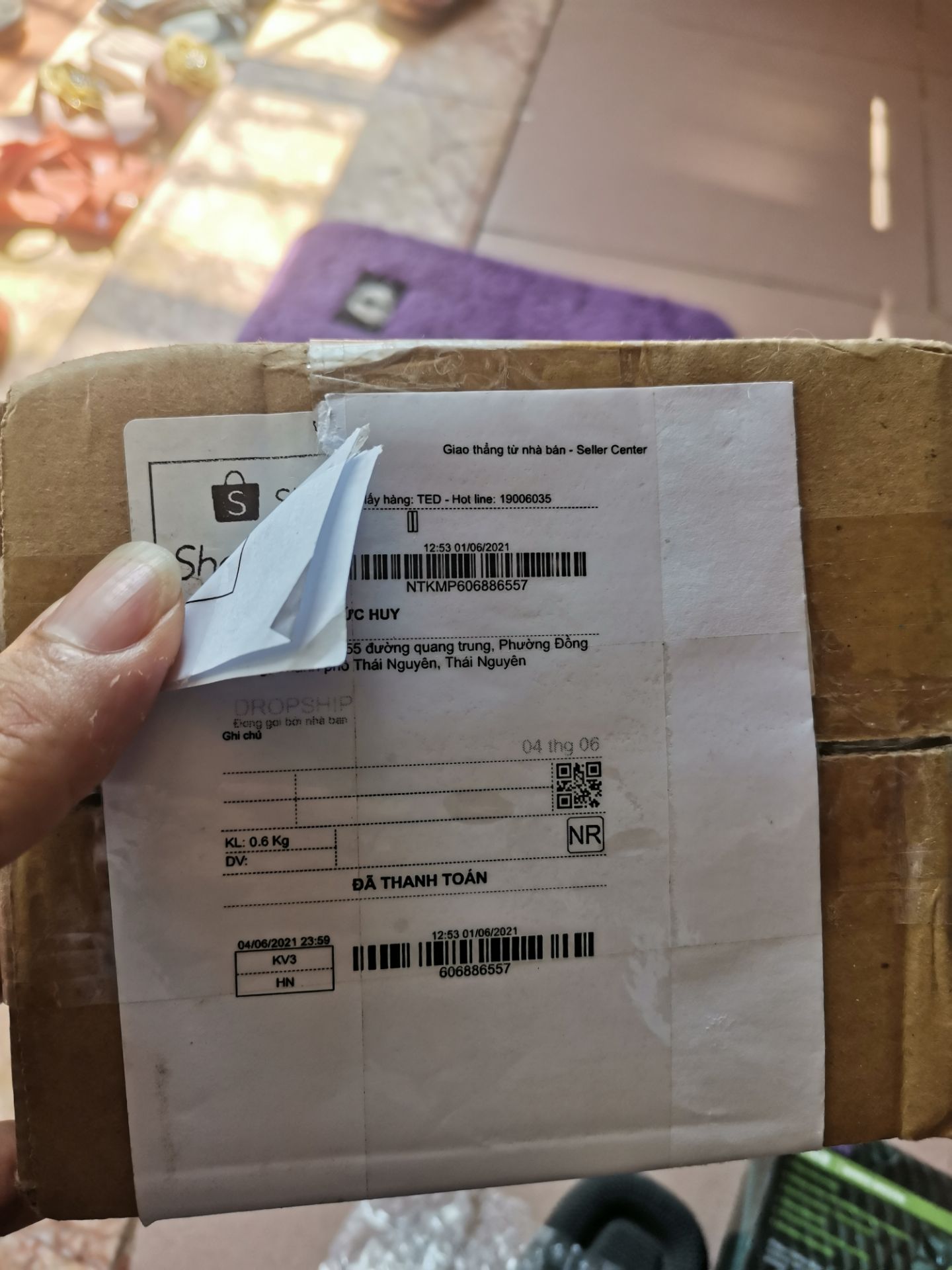 Sp chuột ko phải chính hãng, hộp có tem thì bị bóc, hộp, có hộp ko có tem niêm phong. Nhà bán hàng cho tiki thì dán chồng lên của *** thì đủ thấy ko chuyên nghiệp tí nào rồi