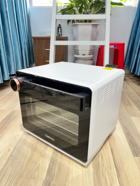 chất lượng hoàn thiện cao cấp, thiết kế cũng sang trọng, mới mở ra nhà mình ai cũng trầm trồ, cảm giác mua online mà nhận được một sản phẩm đẹp hơn kỳ vọng như này làm mình rất vui và thấy đáng tiền. 
Nồi sử dụng tiện vì có cả hấp và chiên, đặc biệt là tính năng hấp rất đều vì nồi chạy cả mâm hấp thuỷ nhiệt dưới nữa.
Dung tích phù hợp gia đình mình, thường xuyên hấp 1 lúc 2-3 món. Hấp rau, hấp gà, hấp cá, hấp rau củ cùng 1 lượt là xong hết
ảnh chụp hôm mới về nhà