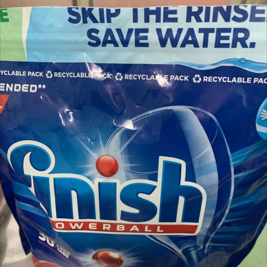 viên rửa Finish chính hãng mùi thơm chanh nhẹ, rửa sạch lắm, dùng rất thích ạ! mình cắt đôi đủ dùng do chén bát ít.