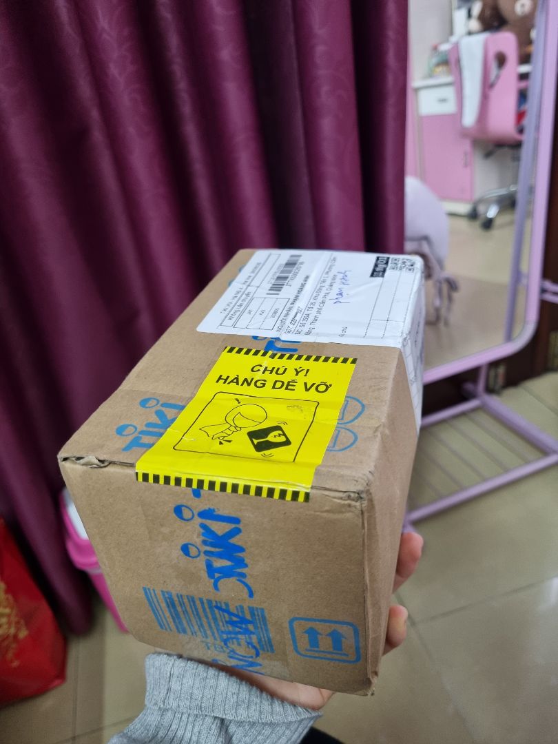 Kem mùi thơm nhẹ nhàng, chất kem dưỡng ẩm ở mức độ nhẹ, không nhờn rít, không kích ứng.
Mua hàng ở Tiki luôn yên tâm, đóng gói hàng cẩn thận, giao hàng siêu nhanh, chế độ bảo hành tốt👍