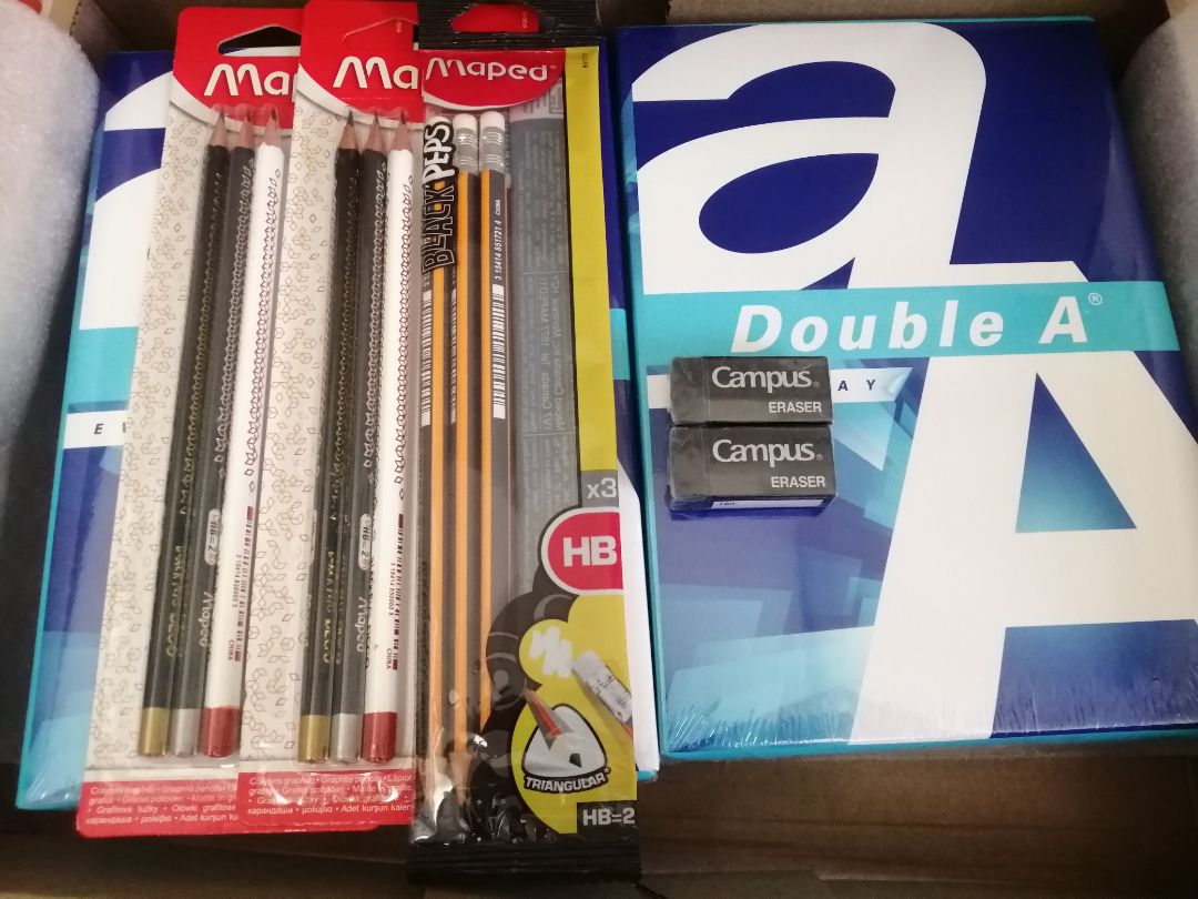 Bút chì tốt, tôi hoàn toàn tin tưởng thương hiệu này. Nhà sách đóng gói tạm ổn, điều khiến tôi thất vọng là nhà sách chưa gửi hàng mà app Tiki đã hiển thị là "đang vận chuyển", làm tôi hóng 3-4 ngày tới tận ngày giao dự kiến nhưng chẳng thấy đâu, hỏi ra thì mới biết hôm ấy nhà sách mới bắt đầu gửi hàng, thế là tôi phải đợi thêm 3-4 ngày nữa. Tôi vừa thất vọng vì nhà sách làm việc trễ nãi nhưng cũng rất thất vọng về cách Tiki hiển thị cho khách hàng về trạng thái của đơn hàng. Mỗi một người khách đặt hàng đều rất trông chờ đơn hàng của mình nên Tiki hãy hiển thị rõ ràng và đúng trạng thái đơn hàng để khách khác không thất vọng như tôi.