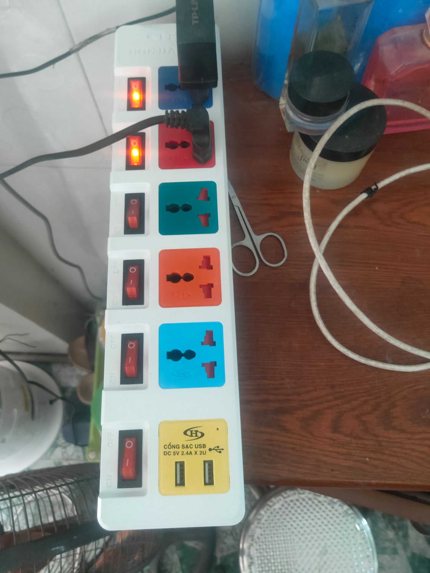 ổ điện ngon, nhựa tốt, công tắc on/off cho từng ổ, có chống giật, cầu chì khi quá tải, thương hiệu lạ nhưng cũng lâu năm, có cả sạc đt. Okie nha bà kon !!!