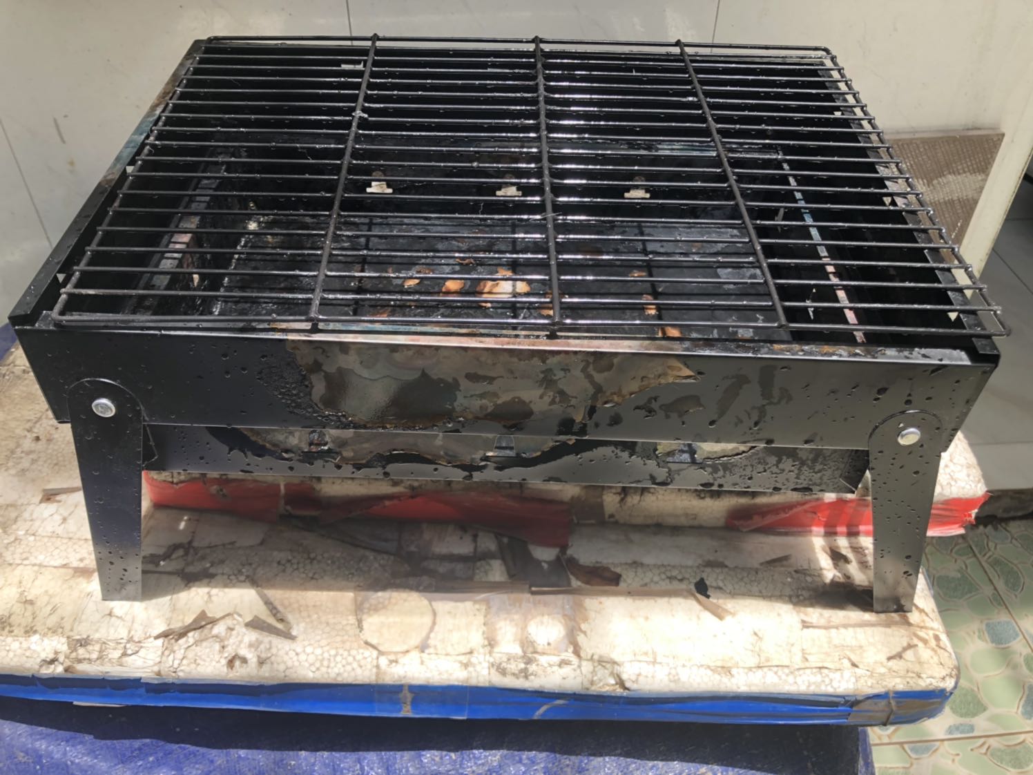 Chất lượng không tốt . Nướng đúng 1 lần các tróc hết sơn ra như hình. Có hiện tượng hoen rỉ sau 1 ngày. Mọi người nên mua sản phẩm tốt hơn