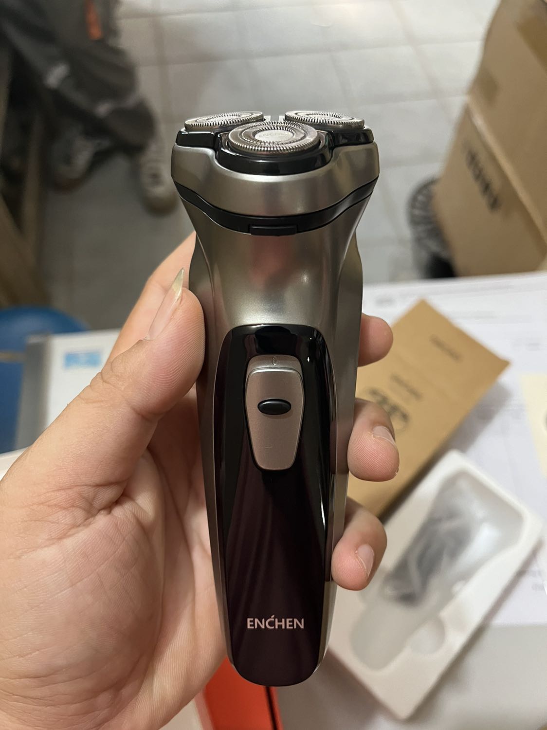 Chất lượng ok, cạo rất sạch, êm ái, còn có thêm tăng đơ cạo râu dài rất tiện, nên dùng
Giao hàng nhanh