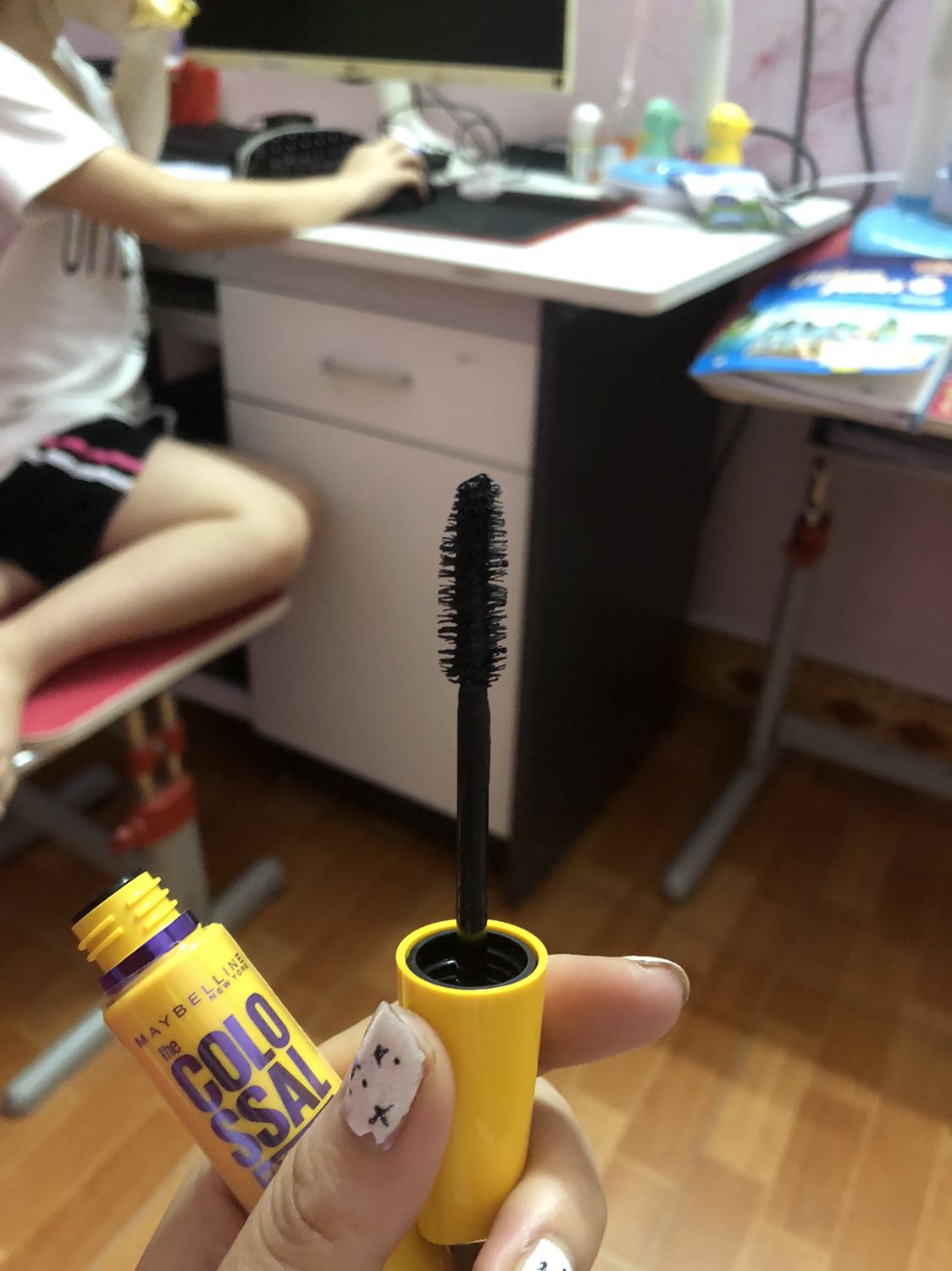 Đóg hộp sơ sài k có chốg sốc,hàg y hình,chuốt lên dày và dài hơn thật,tưởng gần giốg nối mi,chuốt nhiều sẽ bị vón cục.chuốt lên nhah khô ko bị bết dính,bám lâu,dùg bôg tẩy trag mới sạch hết nhé.nói chug sài ok