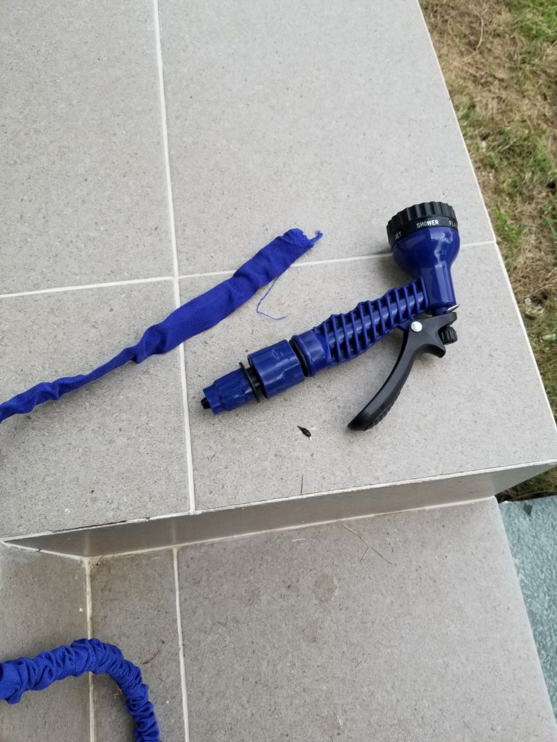 Hàng dùng lần đầu tiên đã bị hư. chat với tiki và người bán nhưng không thấy phản hồi.