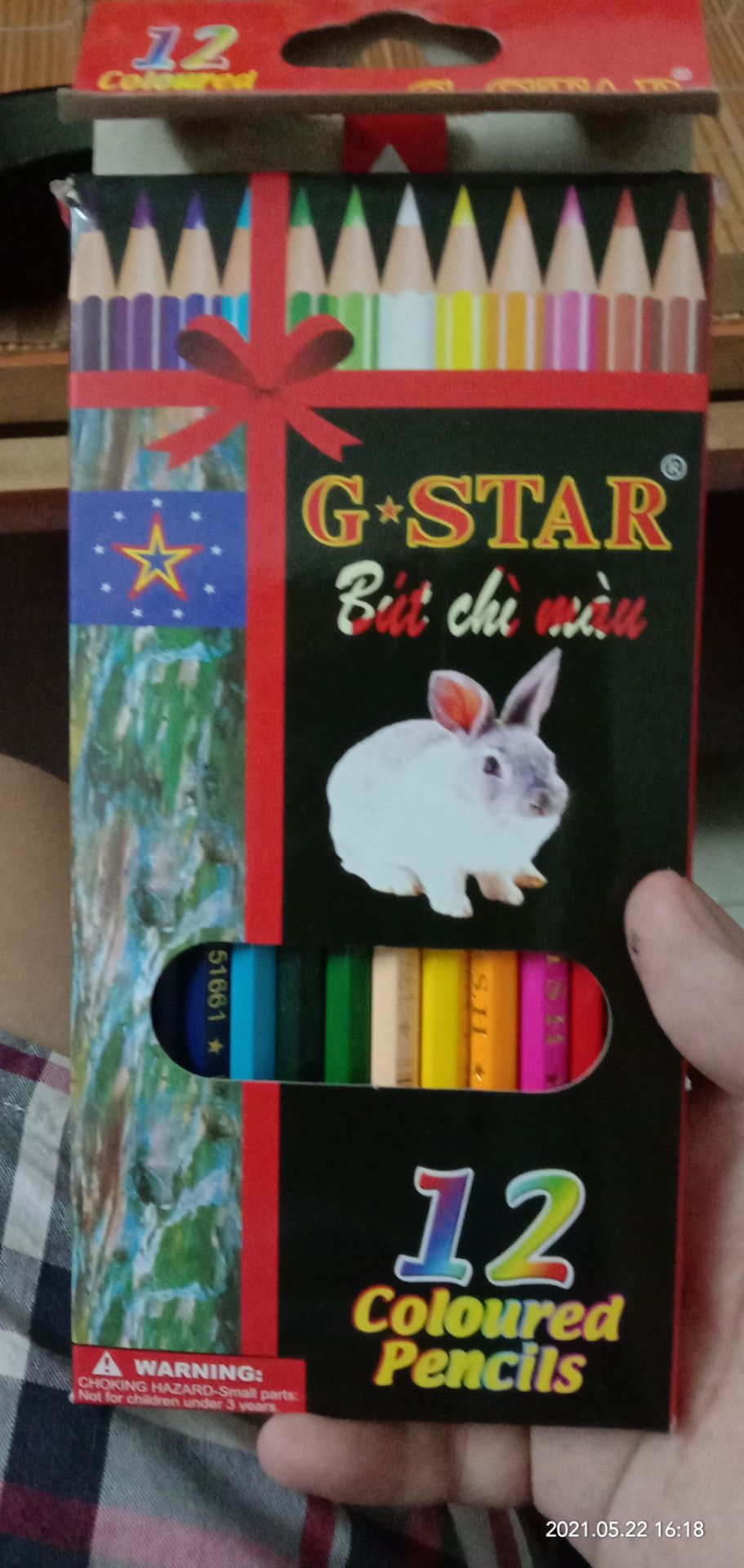 lần đầu mình mở hộp ra ấn tượng nhất là hộp màu còn nguyên vẹn,không bị gẫy cái nào(điều mình sợ nhất khi đặt màu chì trên mạng)