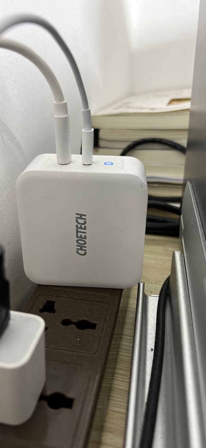 Hàng đẹp, cắm vào Mac 16 nhận đủ 100w. Sờ chỉ hơi ấm thôi, nếu cắm đồng thời ipad pro thì sạc vào Macbook còn 45w thui
Giao hàng chán vì shipper chạy sô ko liên hệ đc thì đi luôn chứ ko chờ