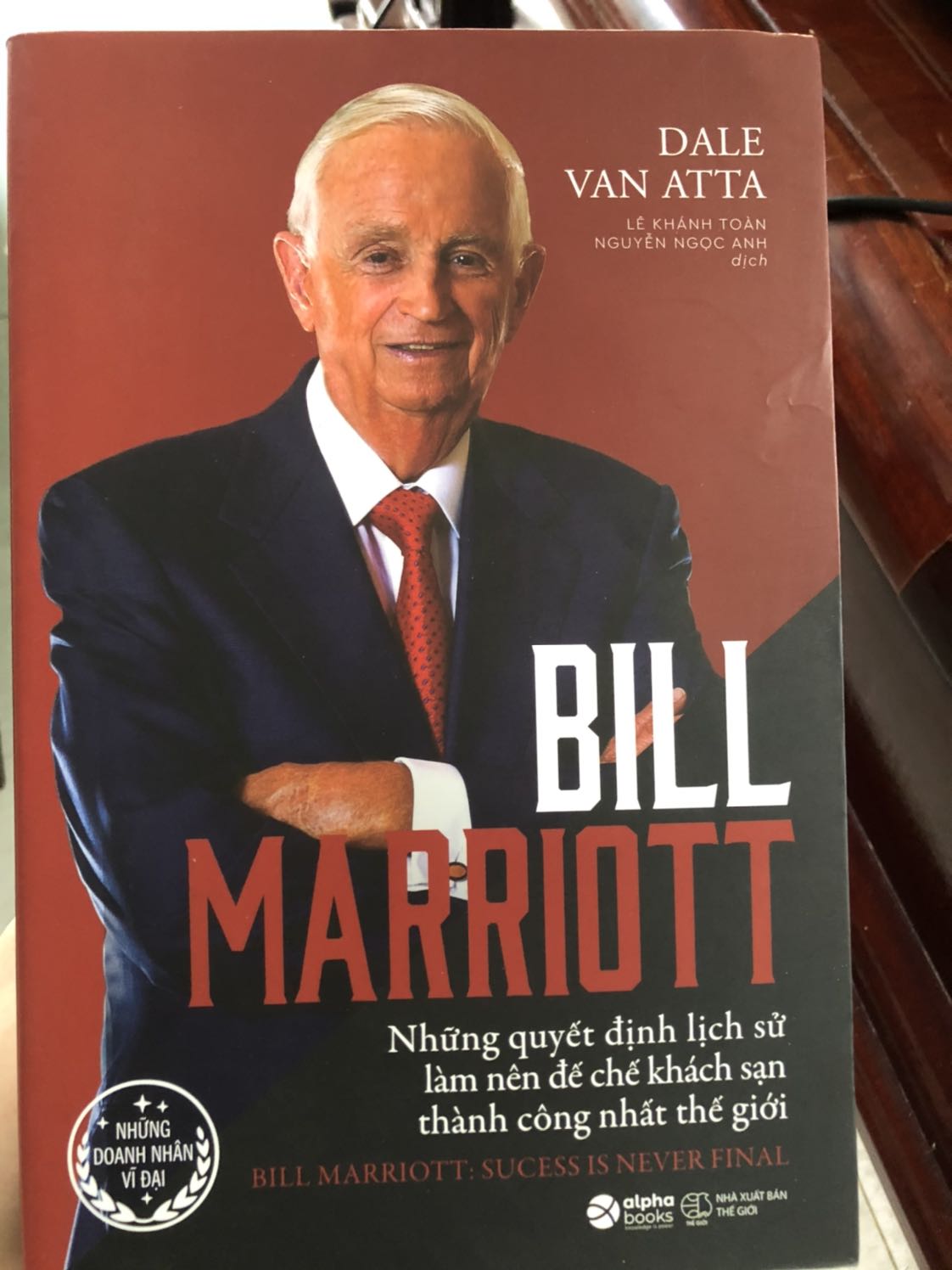 - Sách khá đẹp nhưng lần này mua lại bị gãy ở góc nên hơi thất vọng vì đây là quyển mình rất thích. Hi vọng tiki gói hàng kĩ hơn để sách không bị gãy trong quá trình vận chuyển. Bù lại giao hàng nhanh nên vẫn cho 5*