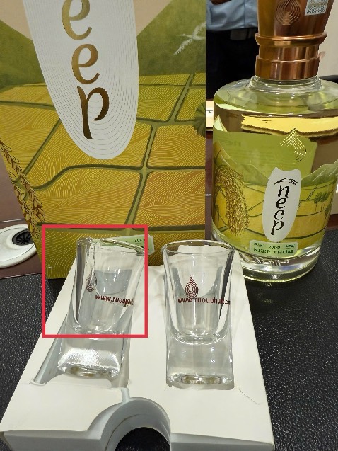 Rượu thơm nhưng ly bị bể 1 cái.
