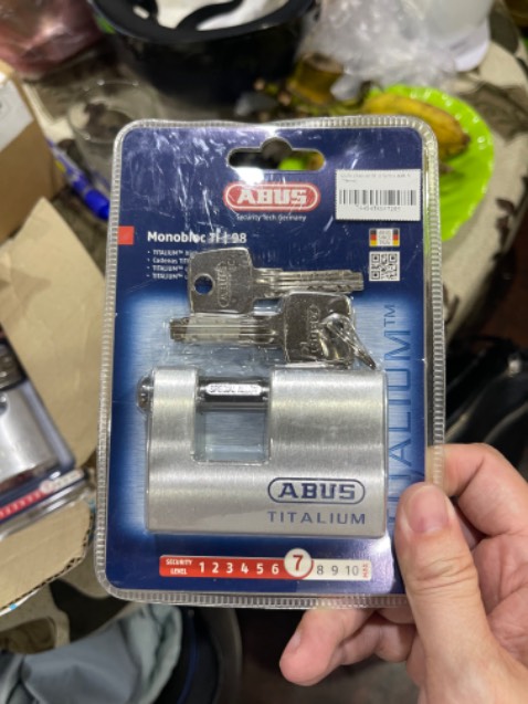 Ổng khoá tốt, nhưng nhỏ quá nên khó mắc ở các loại cửa