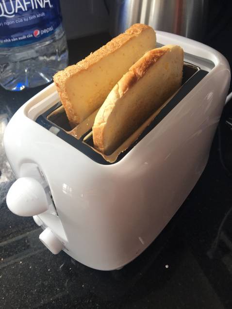 Máy nướng thiết kế đẹp, nhỏ gọn.. Nướng bánh mì lát xuất sắc luôn..  bánh mì gối nướng  giòn ngon, tự nảy khi hết giờ