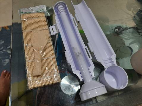 Mua 1 sản phẩm mà được 3 món . Không bị hôi mùi nhựa .