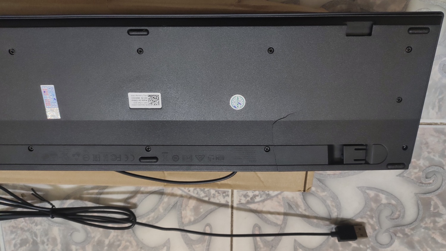 Mình vừa nhận hàng được 5 phút, mới mở bàn phím ra kiểm tra thì đã thấy có vết nứt ngay ở góc và mặt sau miếng vỡ rất to. Nhờ Tiki và shop check lại và cho đổi hàng.