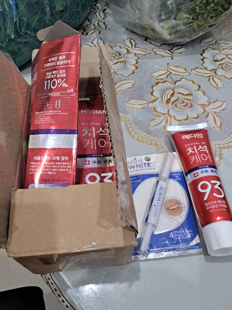 Mua miếng dán, giao kem đánh răng.
Làm mất thời gian.
Tiki không và shop k giải quyết thỏa đáng thì mời  quản lí thị trường vào tìm nguồn gốc, xuất xứ của mớ kem đáng răng này. Nhìn cái hộp KĐR cũ nát, bong tróc là sợ rồi đừng nói đến chất lượng bên trong.