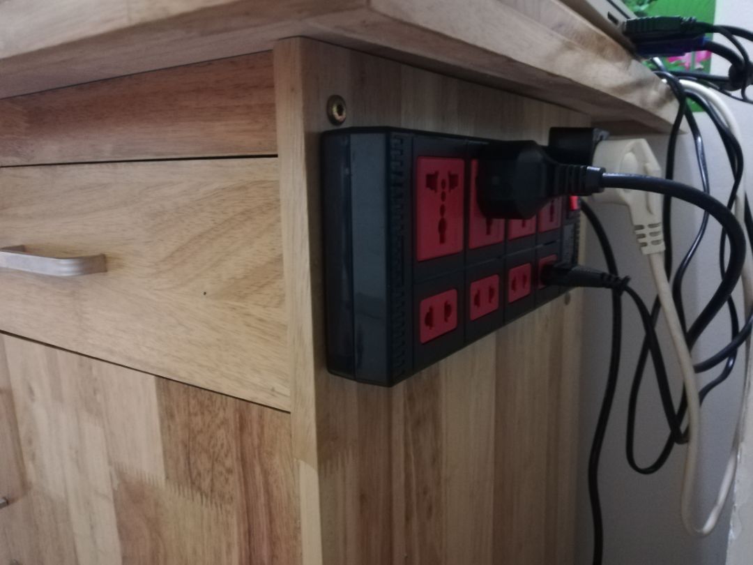 Về dịch vụ giao hàng của tiki thì mình không có gì để nói. Luôn sớm hơn dự kiến, 2 hôm là có hàng.

Còn mình có đọc 1 số bạn cho nhận xét keo không dính cũng hơi lo lắng nhưng tham khảo trên mạng thì chắc chỉ lựa được mỗi loại này nên nhắm mắt mua. Mà đúng là lúc dán sờ mặt keo không dính lắm thật =)) Cơ mà lúc dán lên bề mặt là nó nằm yên đó luôn nên mình cũng hài lòng. Mình mua về dán ổ điện lên bàn gỗ là nó dính luôn.

Mình cũng để ý 1 vài người than phiền về việc keo khó bóc nên cũng tiện chỉ cho mọi người cách bóc là trước khi bóc thì lấy móng tay miết mép kéo ra 2 bên thì nó sẽ hở ra chỗ để bóc. Theo hướng dẫn gỡ keo là kéo dãn keo ra sẽ gỡ được nên áp dụng cho việc bóc luôn.