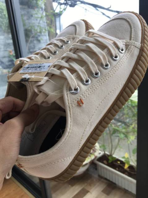 Giày rất giống với hình ảnh mô tả, vải mềm, đi khá êm chân
Nhưng form giày nó hơi lạ lạ với mình (bị to to ở phần giữa giày)
Hộp đựng giày khá mềm nên khi giao hàng bị móp méo, giờ ko có hộp để đựng giày ^^