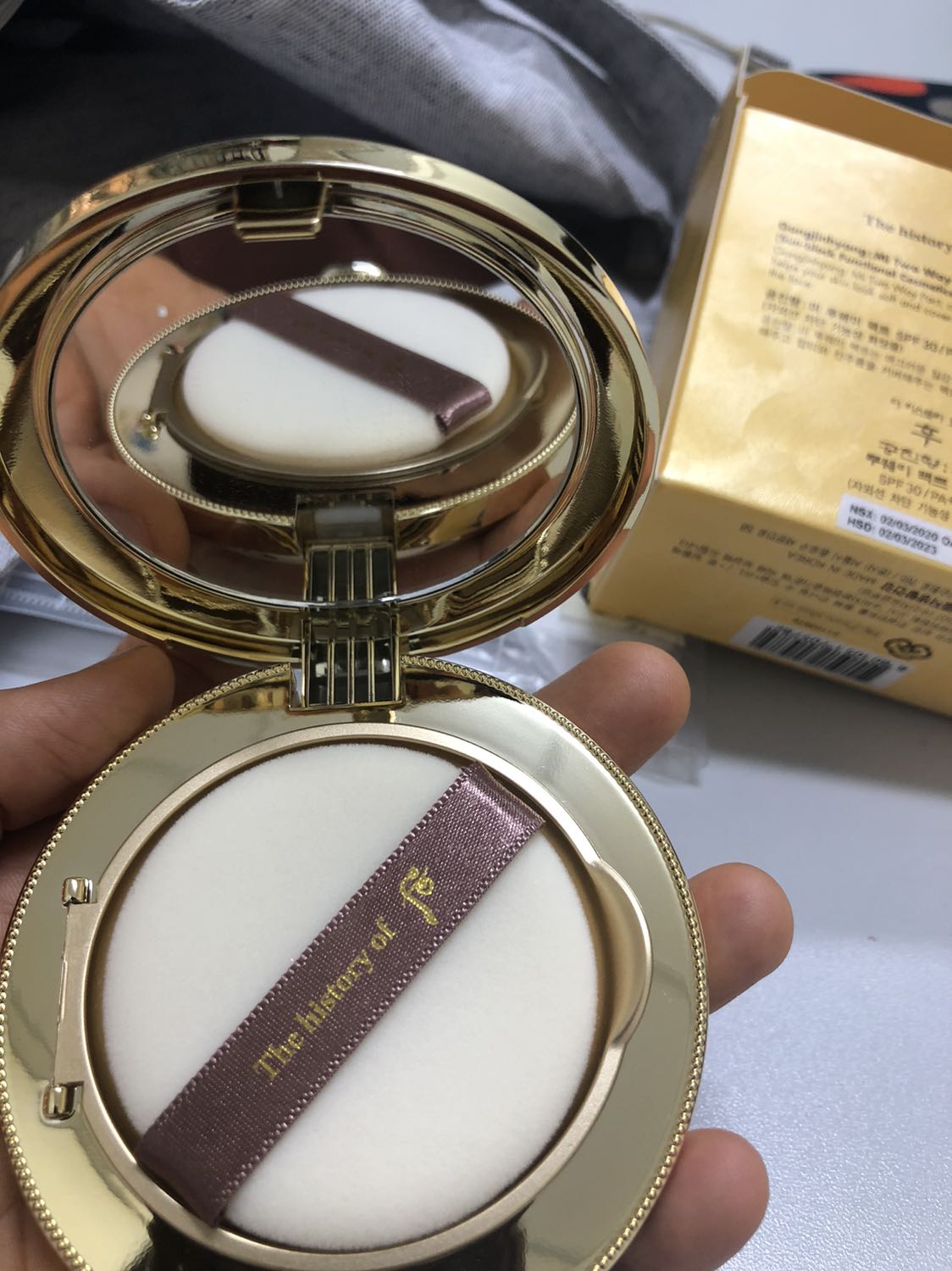 Sản phẩm còn nguyên tem và có mã check hàng chính hãng, hộp đẹp và có tặng thêm 1 bông phấn. Đã dùng nhiều sản phẩm của hãng và tin tưởng chất lượng. Shop đóng gói cẩn thận, giao hàng nhanh, có giảm giá nên ủng hộ shop.