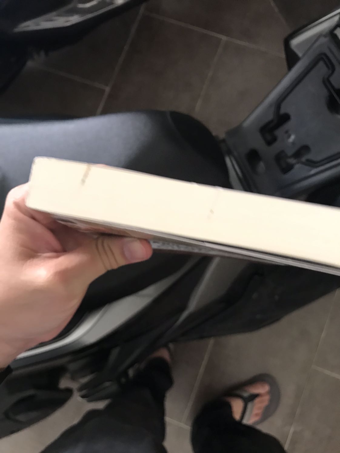 Giao hàng nhanh ,sách hơi dơ tí,giá sale nên tạm chấp nhận được.