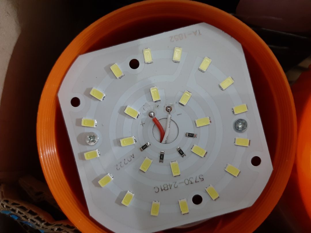 3 bóng đèn chỉ có 2 dây sạc,  1 bóng không có dây sạc phải làm sao?