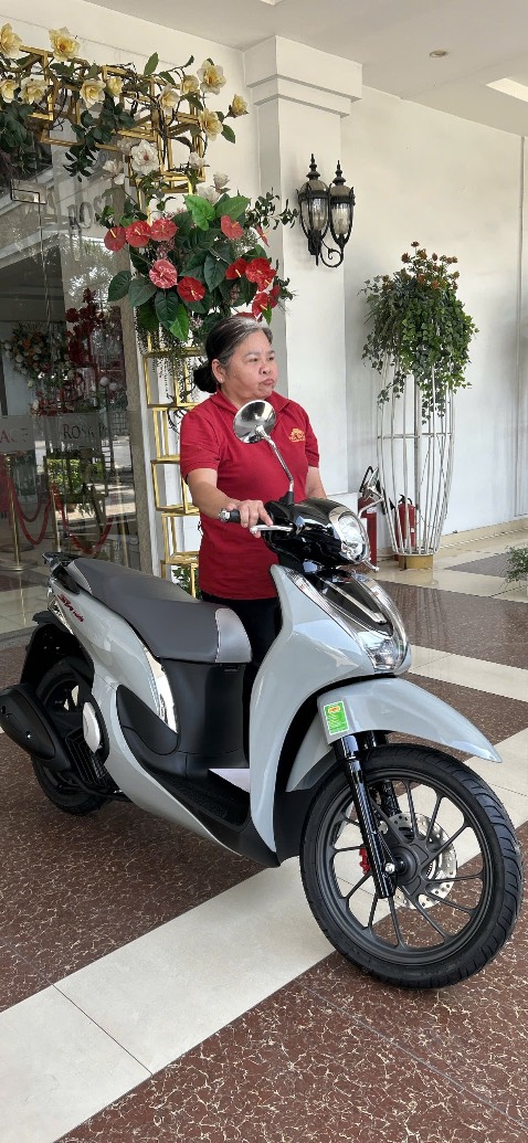 Dịch vụ HEAD Hoàng Việt phường Phú Lợi rất tốt, giao hàng nhanh chóng, nhân viên nhiệt tình, thân thiện.
Kiểu dáng xe SH Mode phiên bản thể thao màu Xám Đen bóng cực đẹp, màu sơn xám cement phối hợp với các chi tiết trên xe nhã nhặn, điểm nhấn nổi bật màu đỏ của hàng chữ SH mode 2 bên lườn sau xe và phuộc giảm sóc sau + heo dầu phanh ABS trước.
Xe chạy êm ái, đầm chắc, thân thiện với người cầm lái. Mặt yên không quá cao, trọng tâm thấp, tăng tốc nhanh giúp người lái dễ dàng điều khiển xe linh hoạt trong nhiều điều kiện mặt đường và mật độ giao thông đông đúc như hiện nay ở TP HCM
Lựa chọn xe Honda SH mode làm phương tiện di chuyển có thể nói là hợp lý nhất so với các dòng xe khác của hãng. Vận hành nhanh chóng, linh động khi chạy.