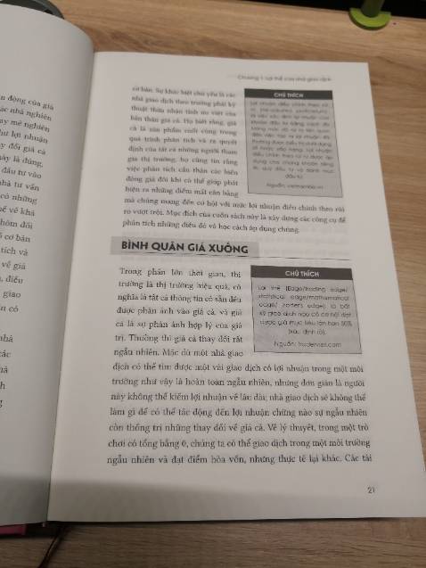 Bìa màu tím là mình ưng lắm, chưa kể đến cuốn sách này còn phân tích giữa khoa học và nghệ thuật trong đầu tư chứng khoán, đặc biệt là phân tích kỹ thuật. Dự là sẽ nghiền ngẫm một khoản thời gian mới tiêu hóa hết được kiến thức. 

Sách dày, chữ in nổi bật, giấy thơm. Tiki giao hàng nhanh chóng. Sẽ ủng hộ Happy Live dài dài