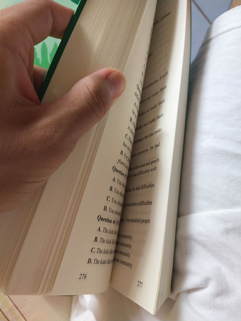 Đây là quyển sách đầu tiên mình mua của cô Trang Anh, quả là giống như những đánh giá có cánh tích cực mình từng nghe từ các bạn và anh chị đã từng mua, sách rất "hấp dẫn". Sách nặng và dày hơn mình tưởng tượng, màu xanh trang trí rất đẹp mắt. Sách có hướng dẫn tra ID rõ ràng, nội dung khá nhiều trải rộng hơn 30 chuyên đề Anh ngữ, kích cỡ chữ vừa phải dễ đọc và cách khai thác và trình bày nội dung thì không có gì để chê. Mua sách còn được tặng kèm Flashcard của nhà Moon nữa! 

Khen nhiều nhưng chê thì vẫn có nha. Mua sách của Tiki đã nhiều lần nhưng lần này mình khá thất vọng về cách đóng gói Sách. Sách không được bọc bên ngoài nên các góc sách bị nhăn, bị méo hết. Mình rất thông cảm nhưng mong lần sau Tiki sẽ đóng gói Sách kĩ lưỡng hơn để sản phẩm có thể sạch nhất, đẹp nhất khi đến tay độc giả 🤗.