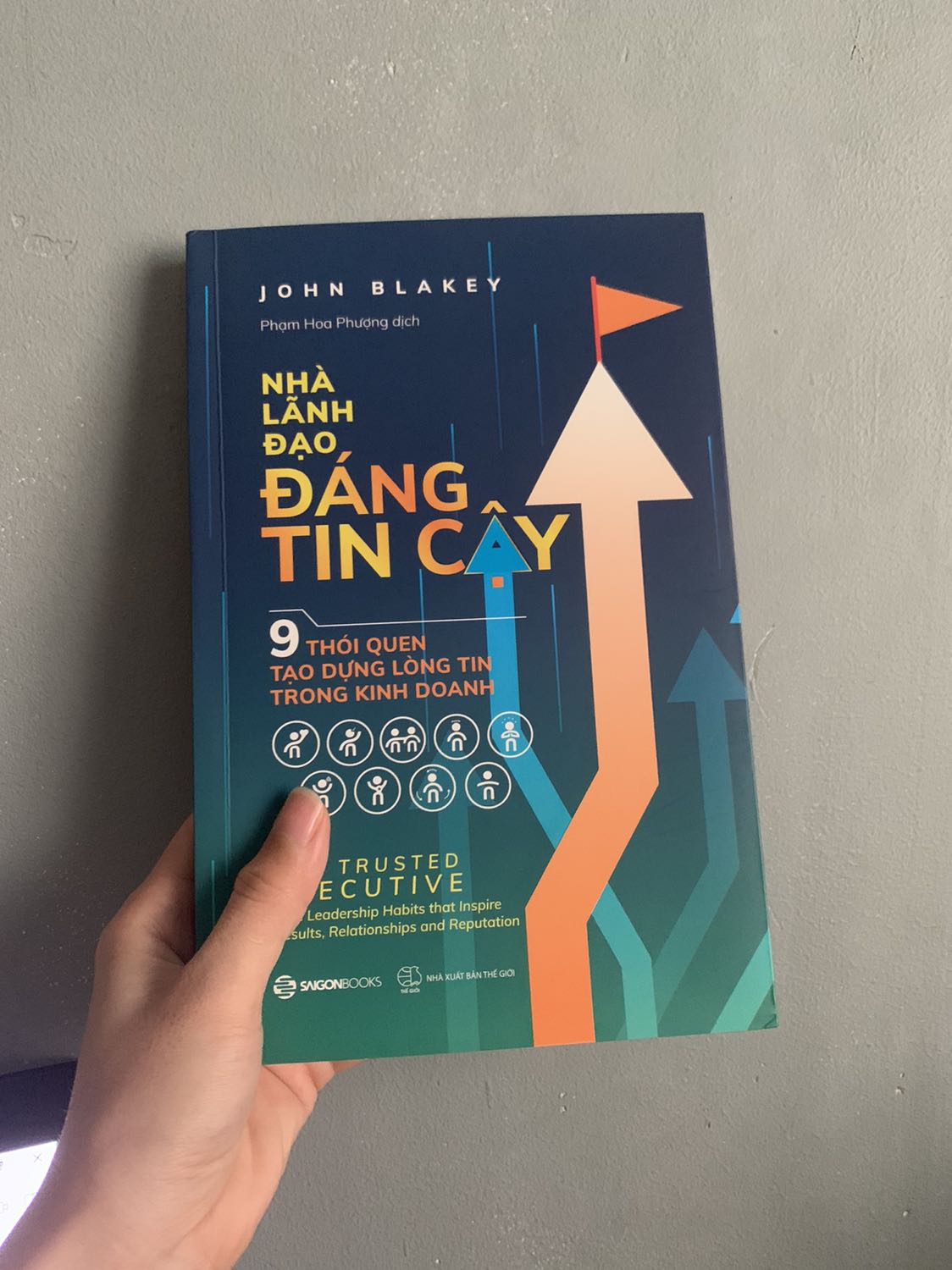 Chưa đọc nên k review nội dung, sách đẹp, trình bày đẹp nhìn thích đọc. Giao hàng cẩn thận