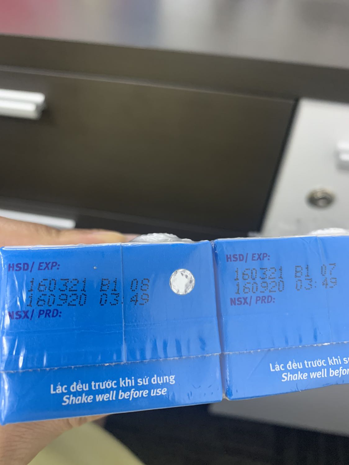 Nay tôi mới xem lại HSD của thùng sữa vì chưa uống hết kịp, và cũng không nghĩ shop giao hàng cận Date đến vậy. Hàng giao 15/01/2021, mà NSX là 16/09/2020, đã qua 4 tháng, chỉ còn có 2 tháng để sử dụng. Giá bán là 350k/ thùng chẳng rẻ hơn Vinamilk