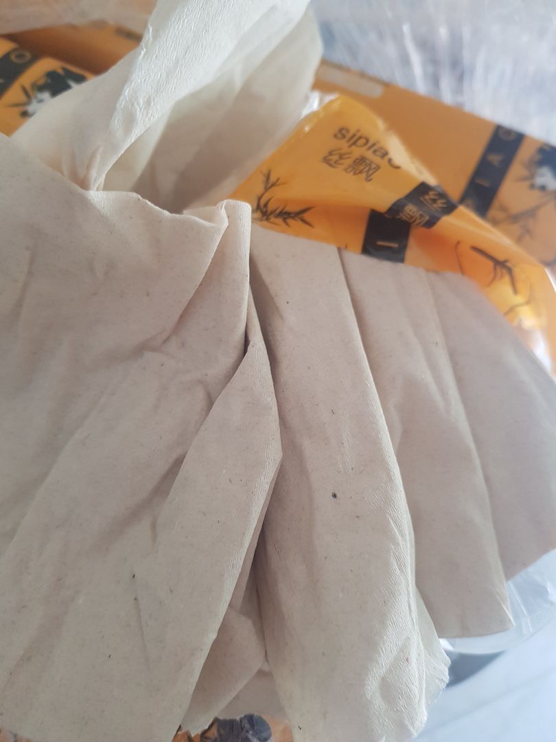 Thứ nhất :đặt mua thùng mà giao ko có thùng chỉ đóng gói như thế , ko đc rồi shop.Thứ hai : gói 300 tờ ko đủ , giống hàng nhái , giả ( mình đã sử dụng hàng này , lấy gói giao cân nhẹ hơn gói cũ mình mua sài  ). Thứ ba : giấy ko tốt ,phân nữa là đen , sần sùi. Mình rất thất vọng khi mua hàng .