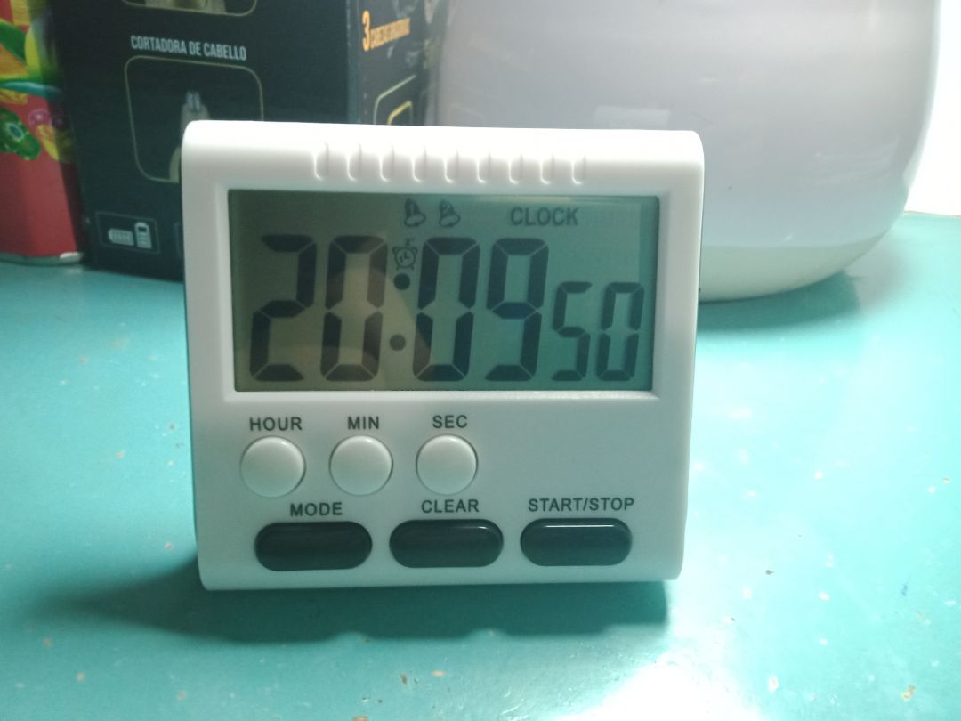 OK good chop! Đồng hồ có 3 tính năng 1 là hiển thị giờ 24h/ngày, 2 là chức năng bấm giờ đếm ngược tùy chỉnh, 3 là chức năng báo thức rất ok đồng hồ có thể báo thức 2 điểm thời gian tùy chỉnh khác nhau trên 1 ngày và bạn cũng có quyền chỉ sử dụng 1 hoặc 2 báo thức hay ko sử dụng báo thức đều được. Đồng hồ được trang bị 1 móc treo, một kệ đở và 1 thanh nam châm gấp gọn rất tiện lợi có thể đặt hay treo ở nhiều nơi khác nhau. Rất tiện lợi khi mang theo bên mình phục vụ cho công việc và học tập rất tốt. Mà các bạn lưu ý là phải tự mua pin nghe shop ko có tặng kèm pin đâu ??