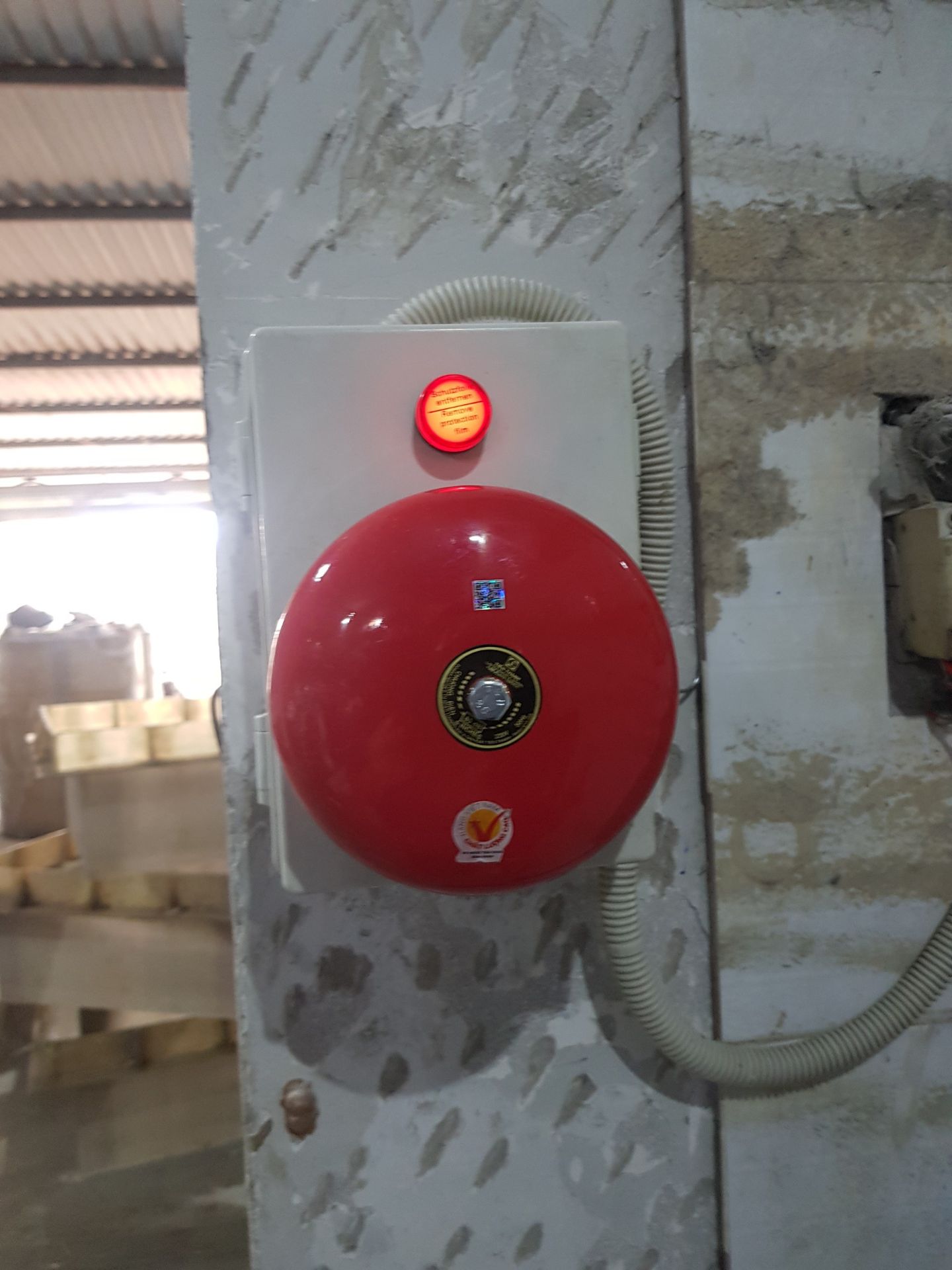 Hàng như hình, có chốt lẫy để gài, phụ kiện lắp đặt đi kèm, đẹp và dễ xài, tủ nhỏ nhựa PP, nên xài trong nhà chứ nếu để ngoài trời thì không bền đâu, dùng xăng thơm hay acetone lau còn chảy nhựa mà