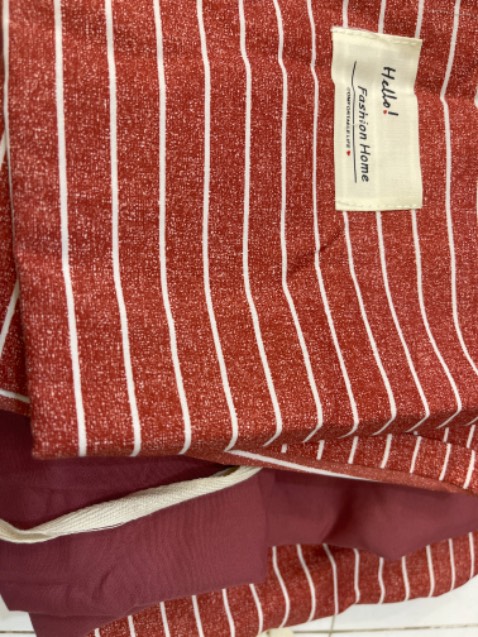 Chất vẫn còn nhiều nilon nên sẽ nóng, màu rất khác so với ảnh quảng cáo, bên ngoài hồng đậm đến độ như màu vỏ đỗ, trên ảnh hồng rất nhạt