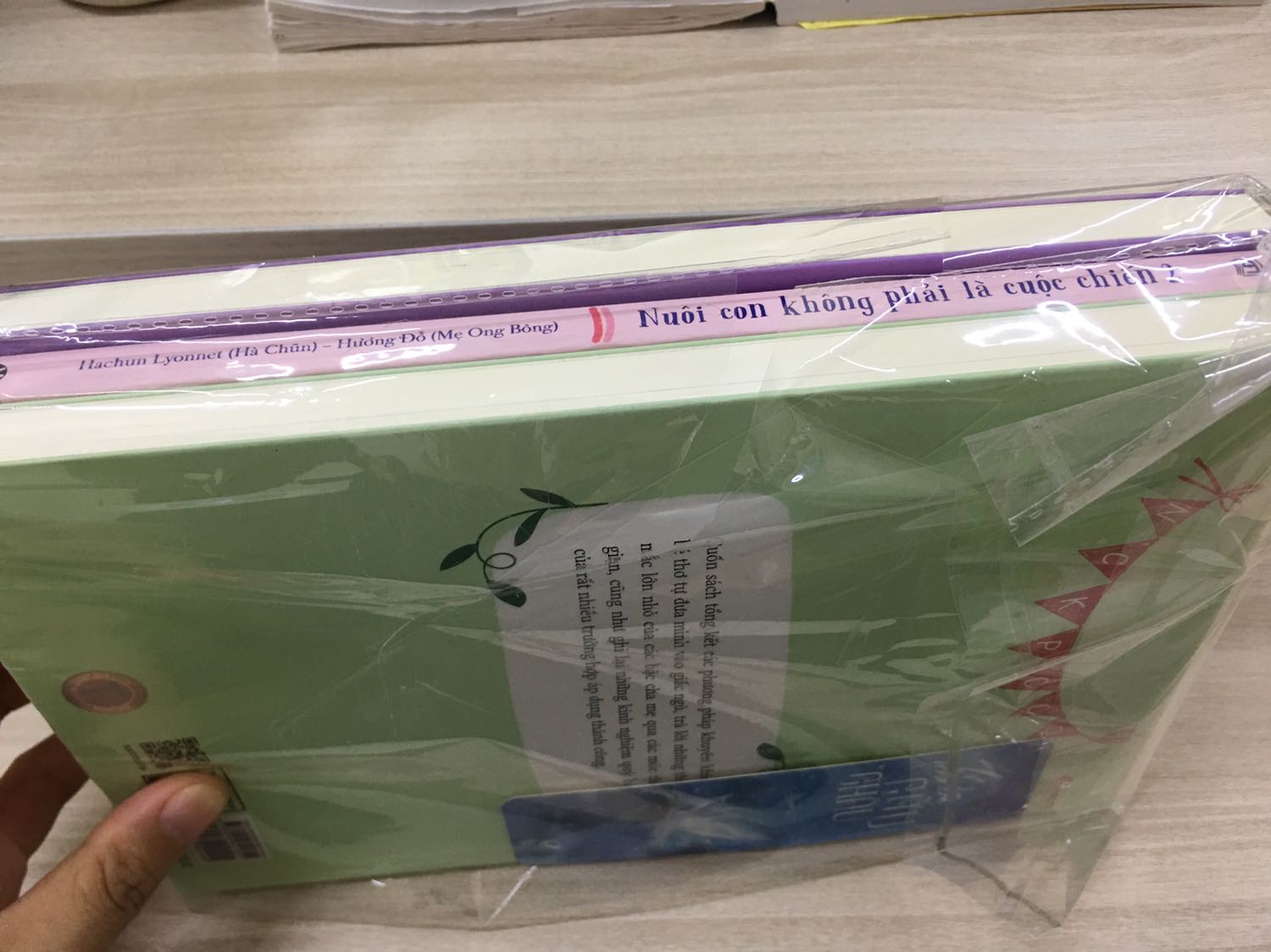 Tôi đánh giá thấp dịch vụ của các bạn.
1. Nhận dc hộp sách bẹp dúm, phần hộp bị rách. Tôi đã định cho qua vì thông cảm cho vận chuyển, hơn nữa đây cũng ko phải hàng dễ bể nên tôi thử mở bên trong ra xem thế nào nhưng bên trong cũng rách bươm phần bao bì. May mà sách ko sao. 
2. Nội dung thì để là "Tặng 3 bookmark như hình ngẫu nhiên". Tôi thì thấy ngẫu nhiên thật, nhưng nó KO NHƯ HÌNH! Và rêu rao là tặng 3 nhưng thực chất chỉ có 1!!!
Vậy các bạn đăng tặng làm gì khi ko tặng đúng cái mình đăng? Thà là ko tặng thì người mua hàng như tôi còn đỡ bực. 
Mong Tiki xem lại đối tác.