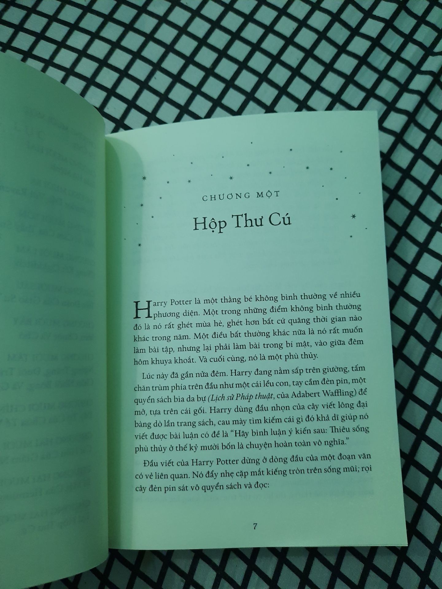 Cực kì hài lòng nha. Được sale tận 50% thì ngại gì mà không rước ngay heheee. Tuy hàng sale nhưng chất lượng không hề sale miếng nào, sờ đã dã mang, sách còn đẹp nữa =))) nội dung thì khỏi nói, ai cũng biết hay rồi. Rất nên mua nha