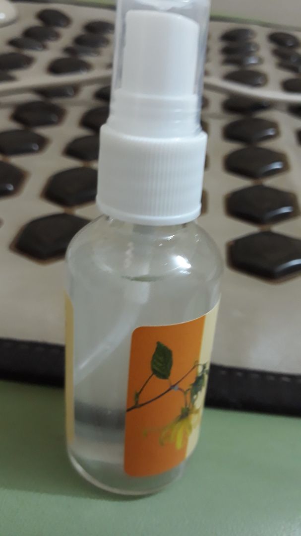 Hai chai này ngửi mùi cưng xỉu. Ngọc lan thì mùi thơm hơi giống nước hoa, xịt nhiều là thơm nồng nàn luôn. Mùi này lần đầu tiên mình thấy shop bán đó, còn có nhiều mùi hay hay sẽ mua thử xem ntn