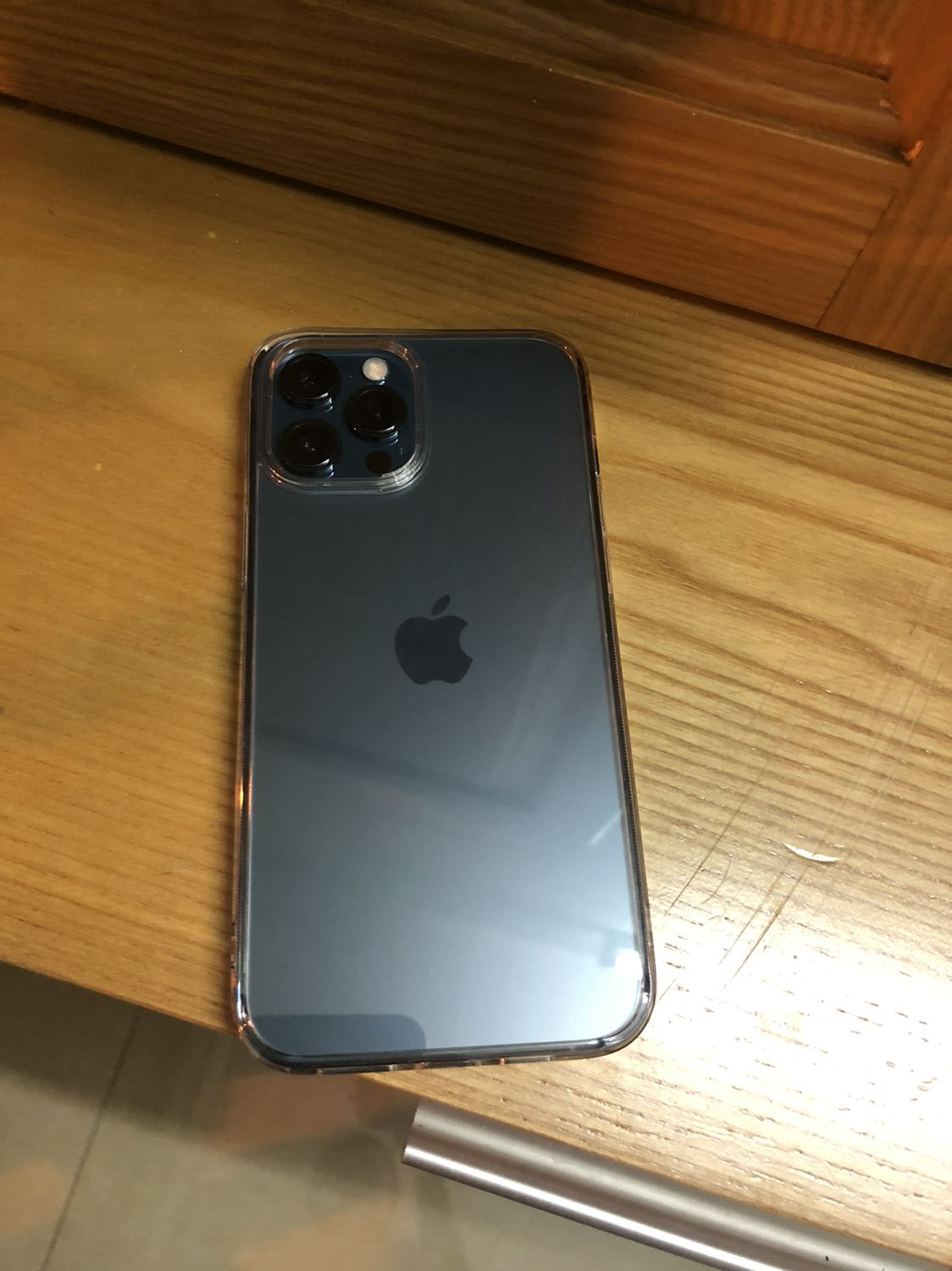 Hàng mới, có lớp dán bảo vệ ốp cả hai mặt, chỉ cần lột ra rồi gắn vào điện thoại là xong. Ốp đẹp, dễ gắn vào nhưng lấy điện thoại ra thì hơi khó vì nó ôm sát. Mặt sau có gờ nhô cao hơn camera sau nên khi để điện thoại lên mặt bàn không sợ bị trầy camera. Mới sử dụng nên không biết lâu dài ốp có bị ngả màu vàng hay không, nhưng bây giờ thì rất ưng ý.