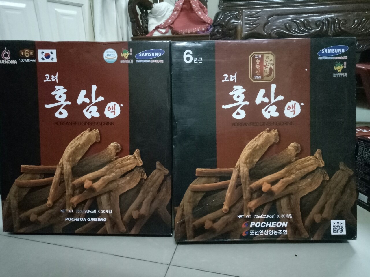 Mình mua sản phẩm về biếu ba mẹ. Nhưng nhận xét như sau:
1.Bao bì sản phẩm bị rách (từng hộp nhỏ bên trong)
2.Sản phẩm gồm 6 hộp, mối hộp 5 gói, nhưng tình cờ phát hiện 1 hộp có 4 gói)
3.Sản phẩm bị móp méo
4.Chụp hai hình để các bạn so sánh, hộp có mã Code để quyets, hộp không có
Mình luôn yên tâm khi mua hàng của TIKI, nên nhận hàng không kiểm tra đến khi chuẩn bị đem đi biếu mới bóc hộp ra, mới phát hiện tình trạng hàng tệ như vậy. Mình rất thất vọng khi đặt niềm tin vào TIKI.
Mong các bạn nên giữ uy tín cho cửa hàng của mình, đừng làm mất niềm tin của khách hàng.