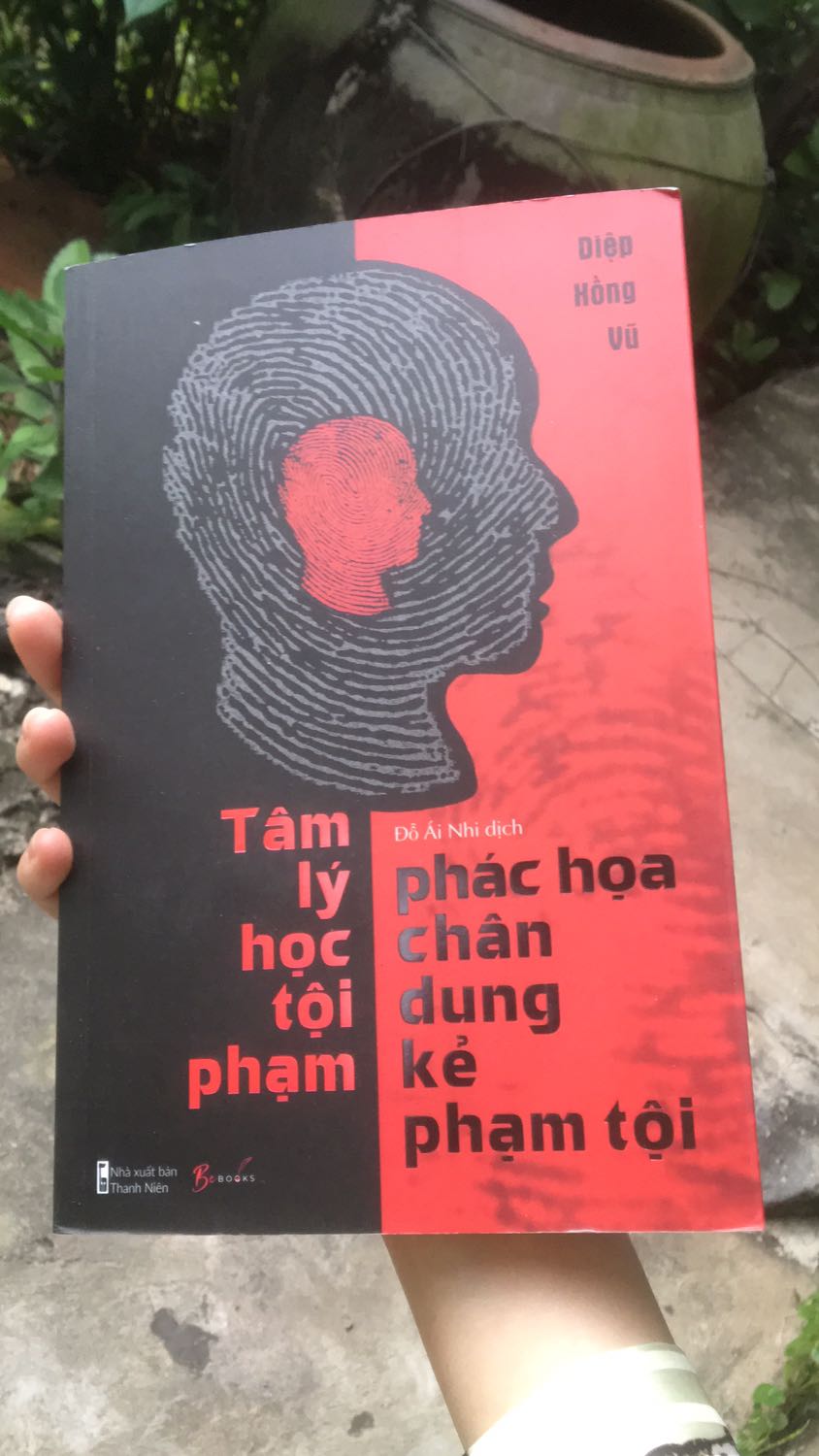 Sách hay lắm nha, bổ sung thêm cho mình kiến thức về Tâm lý học tội phạm và kinh nghiệm phá án, phác hoạ chân dung tội phạm. Bạn nào mê về mảng này thì nên mua quyển này nha, đọc cuốn lắm luôn đó. Ngoài ra còn kể ra mặt tối - nguyên nhân hình thành nên tâm lý của tội phạm, lí do ngoại cảnh thúc ép mạnh mẽ đến tội phạm làm họ có suy nghĩ lệch lạc,... nên mới dẫn đến phạm tội.