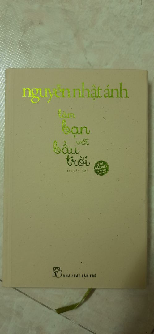 sách đẹp, khổ nhỏ hơn cuốn "Đảo mộng mơ" của Đông A, chất liệu bìa hơi lạ đối với mình, sờ nhám nhám hơi giống bìa các tông, bìa này phải chú ý giữ gìn hơn vì mực dính vào k lau được, tranh minh họa đẹp, nội dung phù hợp với nhiều lứa tuổi. Mình mua được với giá 106k và cảm thấy hài lòng