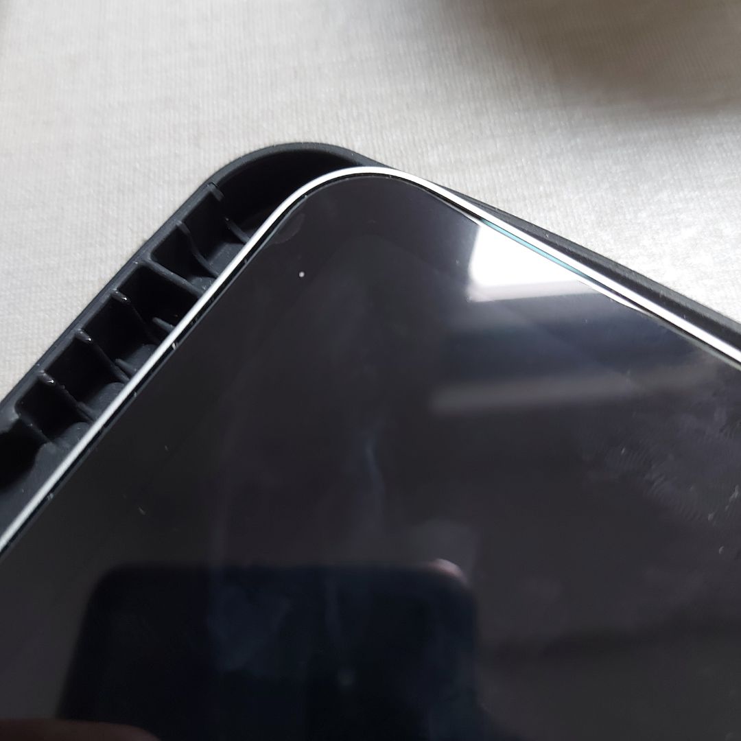 Sản phẩm tốt, tuy có 1 phần ở góc bị cong vênh (khi chưa dán đã cong). Có thể do vận chuyển.