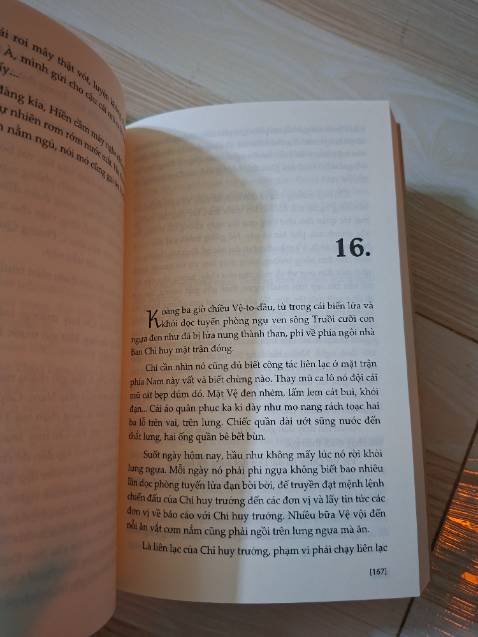 Mình mua liền hai cuốn luôn, hot quá trời mà giờ mới mua đọc, mình thấy review hay lắm